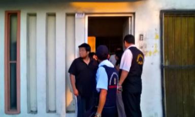 Momentos en que los agentes de Seguridad Ciudadana constatan el lugar donde la joven estuvo secuestrada.