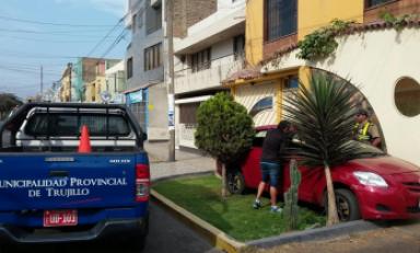 Automóvil dificultaba el tránsito de los vecinos. (Foto: Difusión)