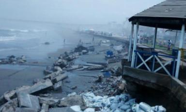 En estas condiciones ha quedado el malecón del Boquerón de Huanchaco tras los fuertes oleajes. (Foto cortesía RPP)