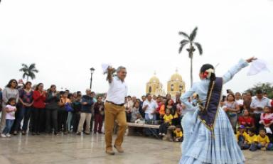Alcalde de Trujillo, Elidio Espinoza, baila marinera en la Plaza de Armas de Trujillo. (Foto: Difusión)