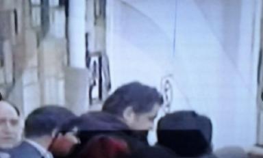 Momentos en que Martín Belaúnde es trasladado por policías bolivianos. (Foto captura Canal A)