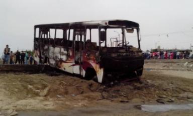 Vehículo quedó destruido por represalia de delincuentes. Pasajeros se salvaron de morir. (Foto: Cortesía/Eduardo Goycochea)