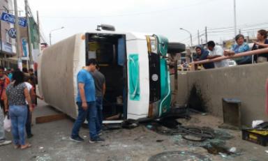 Vehículo quedó tendido por varias horas a un costado del baipás. Foto: Trujillo en Línea