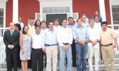 El ministro de la Producción, Piero Ghezzi, se reunió con las autoridades de La Libertad. (Foto cortesía GRLL)