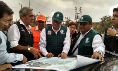 El titular del Minagri, Juan Manuel Benites,inspeccionó hoy las zonas de riesgo en Trujillo. (Foto Minagri)