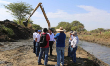 El vice ministro de Agricultura, Jorge Montenegro, inspecciona trabajos en la costa norte. (Foto Andina)