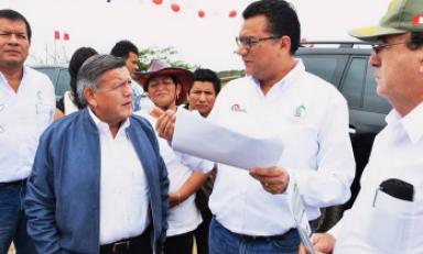 Titular del Minagri se reunión con el gobernador regional hoy por la mañana. (Foto: Facebook de César Acuña)