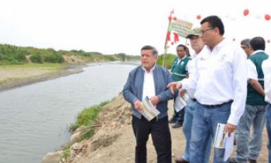 Junto al gobernador César Acuña hizo un recorrido por los lugares que podrían ser más afectados. (Foto: Twitter de Acuña)