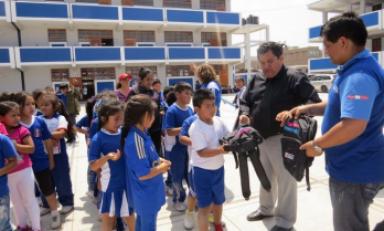 Gerente entregó útiles escolares y mochilas a menores de colegios. (Foto: Andina)