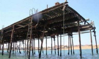 Esta es la real situación del muelle de Pacasmayo.Se puede apreciar que los pilotes están a punto de caer. (Foto cortesía Elías Asmat)