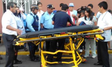 Una mujer sufrió un desmayo durante la procesión del Vía Crucis. (Foto cortesía Serenazgo MPT)