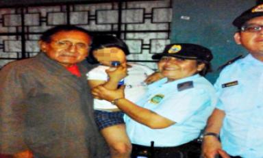 Afortunadamente esta pequeña con habilidades diferentes fue encontrada por agentes de serenazgo quienes la devolvieron a sus familiares.