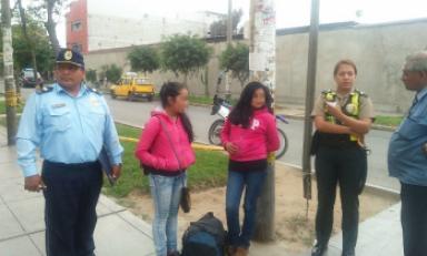 Estas dos niñas que recién llegaron de Huamachuco se extraviaron en la urbanización Chimú. (Foto cortesía MPT)