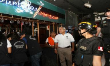 El aldalde Elidio Espinoza participó en los operativos de clausura de locales nocturnos. (Foto cortesía MPT)