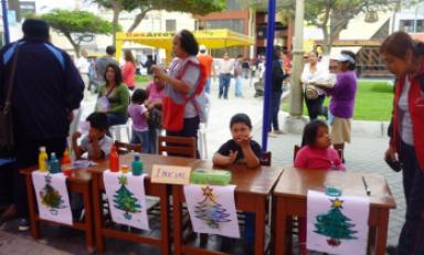 Los niños especiales pintaron en la plaza de armas de Chimbote.