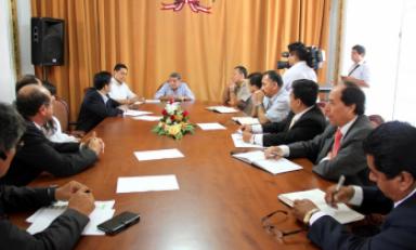 El presidente regional, César Acuña, se reunió con los representantes del consorcio que construirá la escuela de suboficiales PNP.