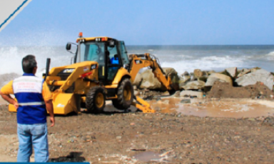 La gerencia regional de Defensa Civil continúa con la tarea de reforzamiento del enrocado en la playa de Buenos Aires. (Foto cortesía GRLL)