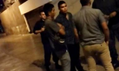Estos son los sujetos que se identificaron como policías y que fueron acusados de asaltar al paso con un arma. (Foto captura video MPT)