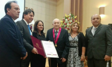 Familia Cassinelli en pleno recibe reconocimiento de la Cámara de Comercio. (Foto Karyna de Orbegoso)