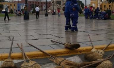 Las trabajadoras del Segat se "plantaron" ayer exigiendo mejores implementos de trabajo. (Foto Trujilloenlinea.pe)