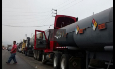 La carretera Panamericana a la altura del cruce a Salaverry quedó bloqueada por varias horas. (Foto cortesía RPP)