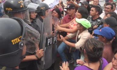 Moradores de Alto Trujillo se enfrentan a policías Foto: Trujillo en Línea