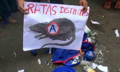 Protestantes hicieron pancartas con la frase: "Ratas distintas". Foto: Trujillo en Línea