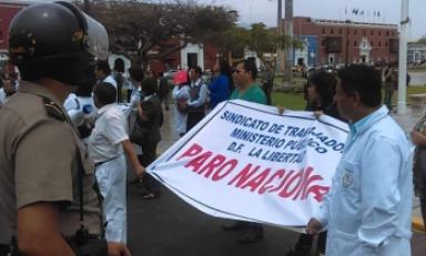 Trabajadores del Ministerio Público siendo controlados por agentes de USE