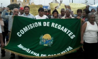 Agricultores del Valle Chicama protestaron ayer en la plaza de armas de la ciudad. (Foto Trujilloenlinea.pe)