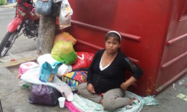 Vive en medio de bolsas llenas de ropa y abrigo. Foto: Trujillo en Línea