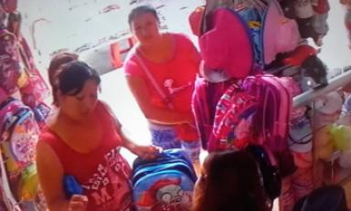 Mujeres son acusadas de llevarse varias maletas. Foto: Cortesía