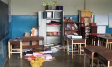 Así quedó el aula de donde se llevaron útiles escolares y alimentos. (Foto RPP)