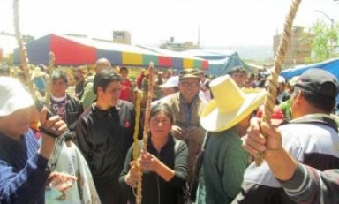 Enardecidos ronderos obligaron al alcalde de Huaso a dar 20 vueltas, haciendo "ranas", a la plaza de armas del pueblo. (Foto cortesía)