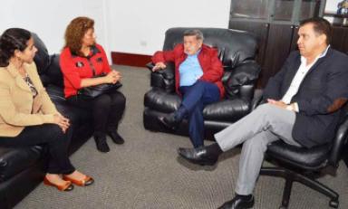 El gobernador regional César Acuña reunido con representantes de Saba Perú. (foto cortesía)