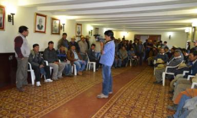 Pobladores y campesinos en asamblea en la municipalidad de Santiago de Chuco. (Foto cortesía)
