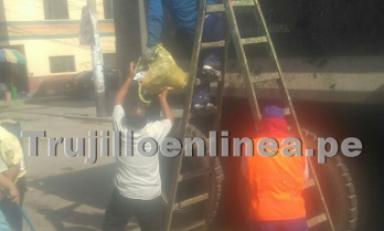 En esta imagen podemos ver cómo los trabajadores del Segat utilizan una escalera para colocar la basura dentro del camión. (Foto Trujilloenlinea.pe)