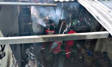 Hicieron denodados esfuerzos por aplacar el fuego. Foto: Trujillo en Línea