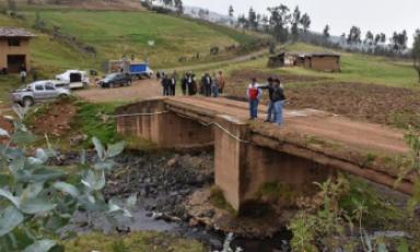 Inspección de los terrenos donde se construirán nuevos puentes en Otuzco. (Foto MPO)