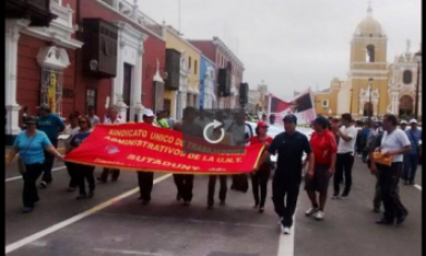 Administrativos en huelga de la UNT marcharon en protesta. (Foto RPP)