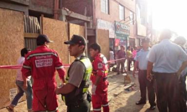 Un anciano resultó malherido al caerle un ladrillo desde el quinto piso de este edificio en construcción. (Fotos Serenazgo MPT)