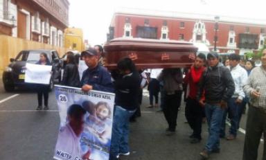 Los transportistas protestaron esta mañana por la muerte de su compañero. (Foto cortesía Correo)