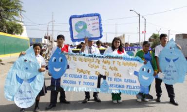 Colegiales lucieron carteles con mensajes alusivos al cuidado del agua. (Foto: Difusión)
