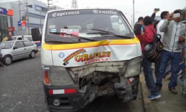 Vehículos quedaron totalmente destrozados. Foto: Trujillo en Línea