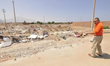 Dirigente vecinal indica que basura y desmonte afectan el aspecto de la zona. (Foto: La Industria)