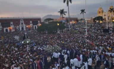 Un mar humano acompañó el Vía Crucis Arquidiocesano en Trujillo. (Foto cortesía Arquidiócesis de Trujillo)