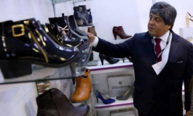 Viceministro Carrillo Mora reconoció calidad y creatividad en producción de calzado de El Porvenir. (Foto: Andina)