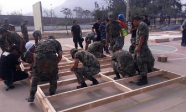 Armando la base de los módulos. Foto: COER