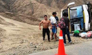 Este bus se despistó en el sector conocido como Coscomba, Guadalupito, una niña falleció. (Foto cortesía Correo)