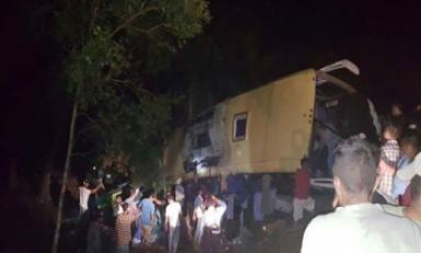 Camión volcó a abismo de 50 metros. Foto: cortesía