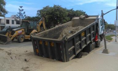 Unidad quedó atrapada por casi una hora. Foto: Trujillo en Línea